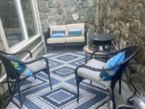 Bears Den close to golf course on Bear Mountain. Hotels in Langford