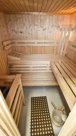 2 bedroom flat near Nazaré with huge saltwater pool, pool house, mountain view