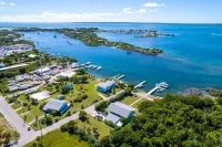 Key Lime House with a 100’ dock: A Solar-Powered Waterfront Oasis on Black Sound Hotels in Green Turtle Cay