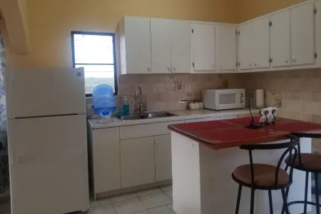 Upstairs 2 bedroom apartment- 5 mins from the beach