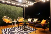 Vibrant Getaway! 2 Baths + Walk in Shower, Great Amenities & Value 시더래피즈 호텔