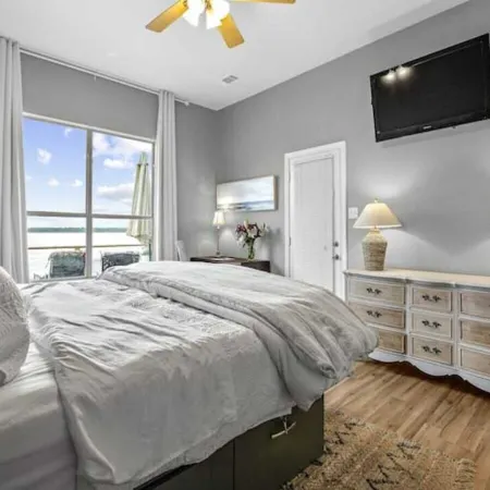 Peaceful Lakefront Retreat - Dock, Kayak & Sunrise Views - Sleeps 12
