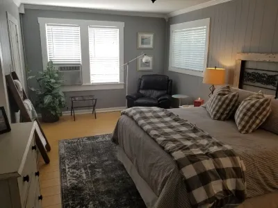 Close to Beach and Tarpon Springs Sponge Docks. Cottage on Spring Bayou Các khách sạn gần New Beginning Oneness Center