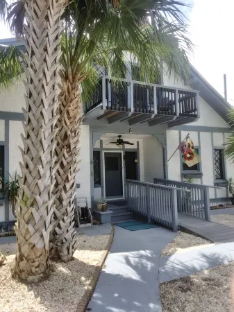 Old World Charm.Minutes to the beach and  Canal Street in New Smryna Beach