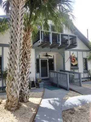 Old World Charm.Minutes to the beach and  Canal Street in New Smryna Beach