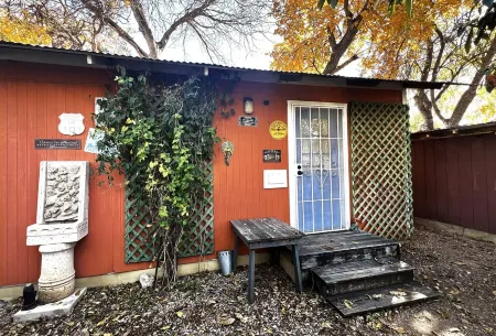 LA CASITA ON EAST 7TH STREET Отели рядом с Аэропорт Бергстром