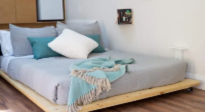 Studio Blue tiny home retreat- quick walk to town, quiet, serene get away!