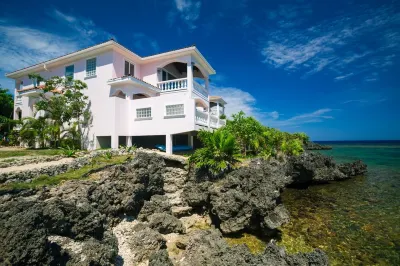 Experience An Oasis of Luxury in Roatan's Vibrant West End Hotel a 