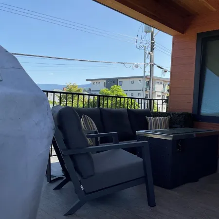 New 2 bedroom carriage house, a block from the Okanogan lake, close to downtown.