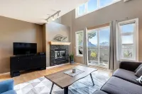 Cozy Condo | Epic Mountain Views | Parking Garage | Central | Air Conditioning