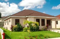 Leah's Retreat! 3-bedroom, house located 5 minutes from Ocho Rios attractions. Hotels near Mystic Mountain Jamaica, Rainforest Adventures