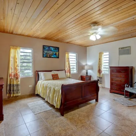 Mid-Island beauty! 5 minutes from shopping, dining and the beach.