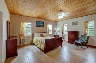 Mid-Island beauty! 5 minutes from shopping, dining and the beach. Hotel a 