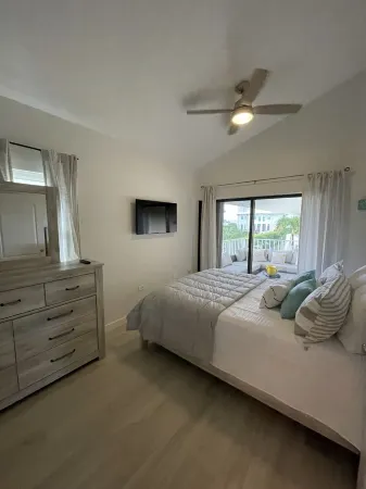 7 Mile Beach Hidden Gem! Отели рядом с достопримечательностью «Clock Tower»