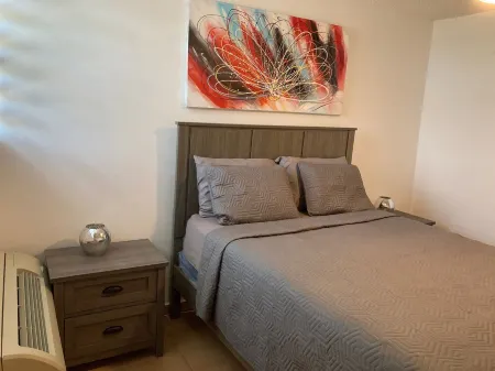 Your Cozy Combate beach retreat, 2 bed/2bath, full A/C, free laundry