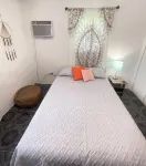 2C - Couples Getaway-5 min to Crashboat Beach