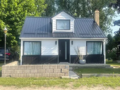 Lakeside Living with Liana on the shores of pristine Long Point Beach sleeps 8! Отели рядом с достопримечательностью «Bonnieheath Estate Lavender & Winery»