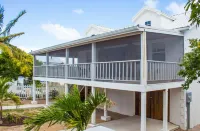 Blue Breeze on Grand Turk - Classic Beach House, Modern Space