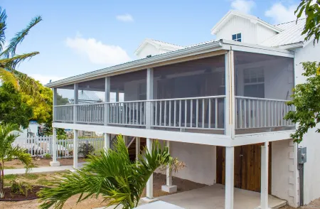 Blue Breeze on Grand Turk - Classic Beach House, Modern Space