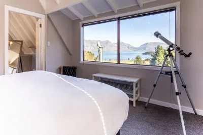 Cute Cottage with Hot Tub & Uninterrupted Lake Views