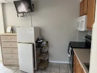 Sunny Apartments a block from Warm Mineral Springs