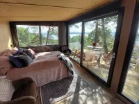 Luxury by the fjord of Oslo. Welcome to a mirrored cabin with great views Hotels in 