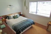 Comfy home opp Gilmour Lake. Отели рядом с достопримечательностью «Spikes Bricks And Models»