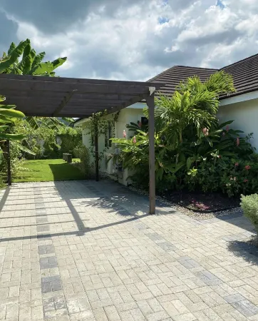 Orchid Botans w/private chef and beach 2 mins from shopping and food