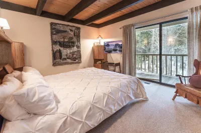 Cozy condo with shared pool and tennis courts near lake, Northstar, and more!