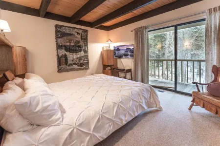 Cozy condo with shared pool and tennis courts near lake, Northstar, and more! Отели рядом с достопримечательностью «Государственная зона отдыха Кингс Бич»