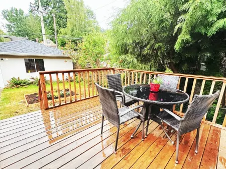 UBC trailhead villa ,beaches in10 minuteswalk,local boutique restaurant 5minutes Отели рядом с достопримечательностью «Нитоб Мемориал Гарден»