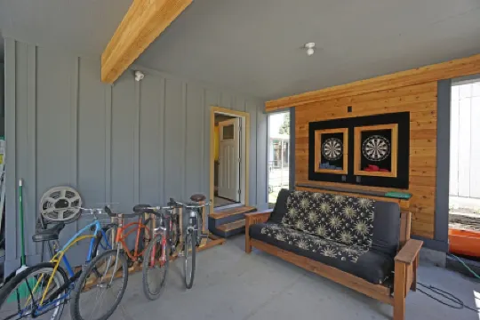 Fun Guest Quarter With Bathroom Available For Rent Close To Downtown Bend.