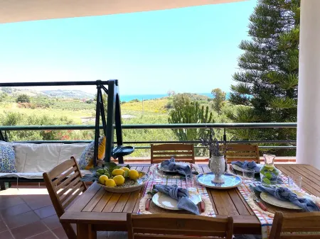 Holiday home with beautiful sea views, 3 minutes walk from the beach