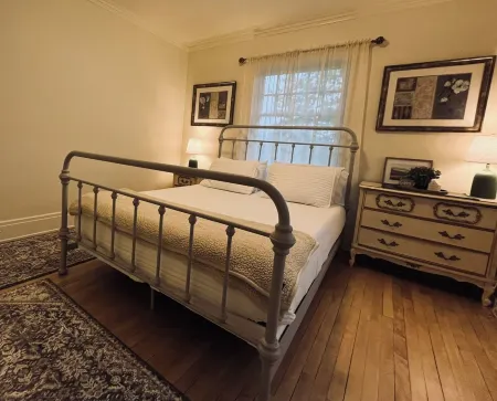 Charming 4 Bed Home 1/2 block from Ludington Park and 1 hour from Pictured Rocks