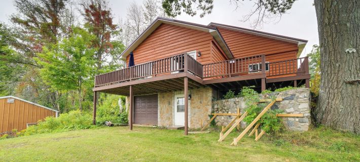 Charming Curtis House: Large Deck w/ Lake View! Hotels in Mackinac County