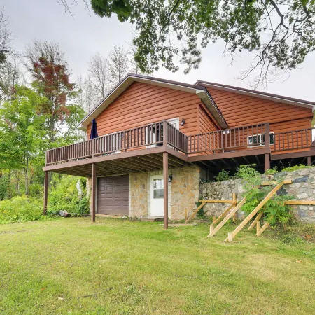 Charming Curtis House: Large Deck w/ Lake View!