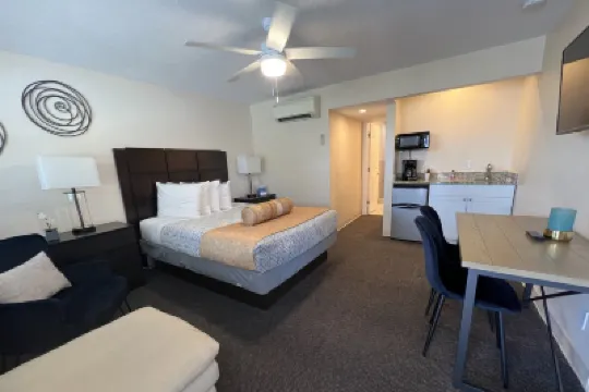 Beachside Resort Motel Hotels near Walter Fuller Complex