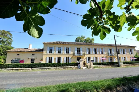 Logis- Hôtel Spa Restaurant l'Epicurial Отели в г. Ножан-Э-Постьяк