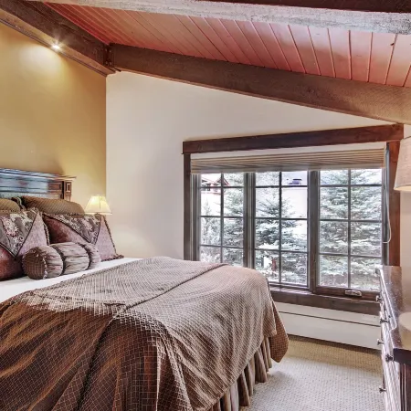 Rustic Mountain View 2Bedroom Condo- Lodge at Vail