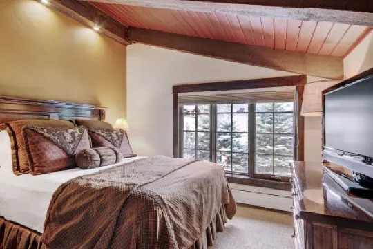 Rustic Mountain View 2Bedroom Condo- Lodge at Vail