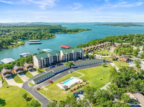 On the Rocks 3 Bedroom Condo by RedAwning - Homestays