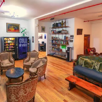 NY Moore Hostel Отели рядом с достопримечательностью «Союз Холл»