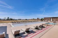 Mountain-view Cabin Near Trails in Powell Butte! - Pools