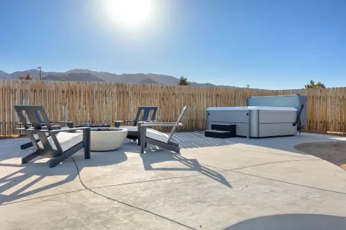 Of Wine & Gods - Hot Tub, BBQ and Fire Pit! 3 Bedroom Home by RedAwning
