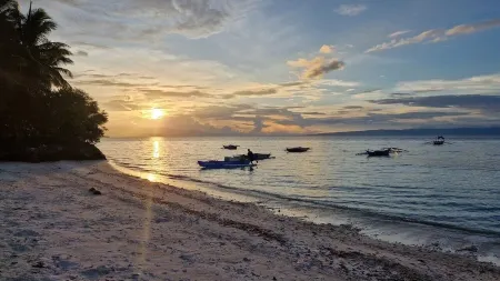 Juvy's Beach House - Entire ground floor of exclusive villa just by the beach