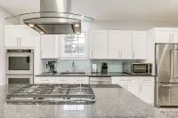 Bright and Modern Home 2 Mi to Presque Isle Airport - Wifi