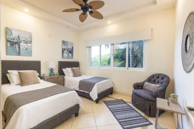 Luxury 2BR/2.5BA Condo in Tamarindo two blocks from the ocean w pool & elevator
