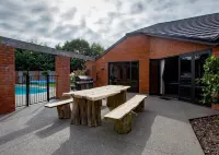 Large Holiday Home in Rolleston Hotels in Rolleston