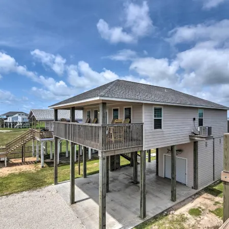 Private Beach Access: Coastal Freeport Home!