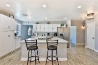 Spacious and Relaxing 3 Bed House with Diving Pool